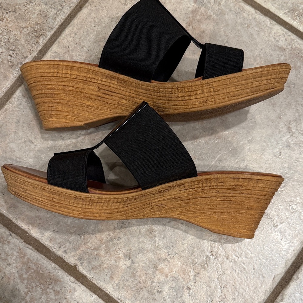 Italian Shoemakers Black and Tan Sandals - Picture 4 of 7